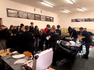 Policjanci oraz młodzież podczas Dnia Otwartego.