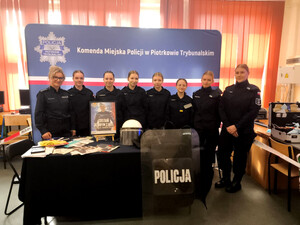 Policjanci oraz młodzież podczas Dnia Otwartego.