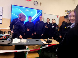 Policjanci oraz młodzież podczas Dnia Otwartego.