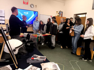 Policjanci oraz młodzież podczas Dnia Otwartego.