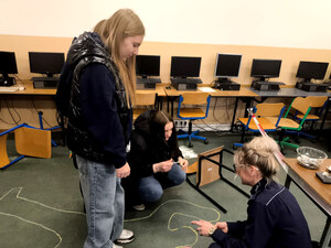 Policjanci oraz młodzież podczas Dnia Otwartego.