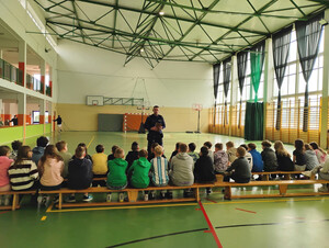 Dzielnicowy podczas spotkania profilaktycznego.