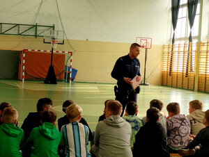 Dzielnicowy podczas spotkania profilaktycznego.