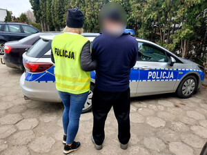 Zatrzymany mężczyzna z policjantką.