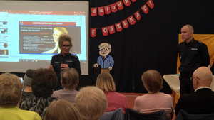 Policjanci podczas prelekcji.