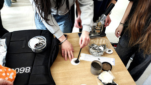 Uczniowie wykonują odcinki palców.