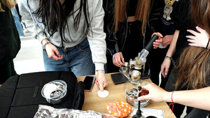 Uczniowie wykonują odcinki palców.