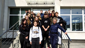 Grupa uczniów na schodach przed komendą.