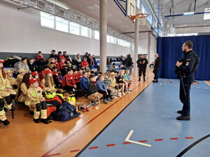 Sierżant Wojciech Bartosik podczas pogadanki.