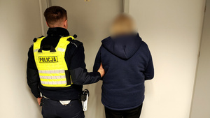 Policjant z zatrzymaną osobą.