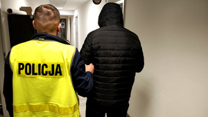 Policjant z zatrzymaną osobą.