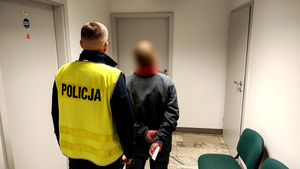 Policjant z zatrzymaną osobą.