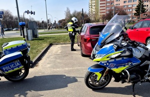 Policjanci kontrolują kierowcę.
