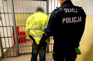 Zatrzymany mężczyzna oraz policjant.