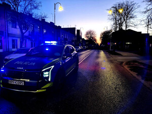 Radiowóz podczas zabezpieczenia drogi krzyżowej ulicami miasta.