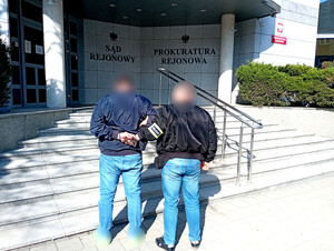 Policjant z zatrzymanym mężczyzną.