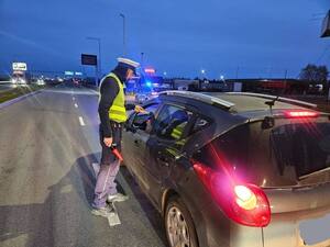 Policjant podczas kontroli na drodze.