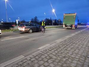 Policjant podczas kontroli na drodze.