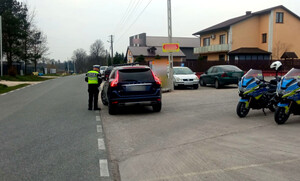 Policjant podczas kontroli pojazdu.