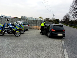 Policjant podczas kontroli pojazdu.