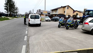 Policjant podczas kontroli pojazdu.