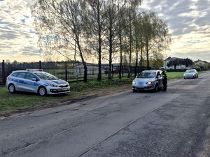 Policjant podczas kontroli na drodze.