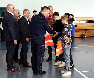 Zaproszeni goście oraz zawodnicy podczas rozpoczęcia turnieju.