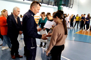 Zaproszeni goście oraz zawodnicy podczas rozpoczęcia turnieju.