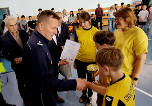 Zaproszeni goście oraz zawodnicy podczas rozpoczęcia turnieju.