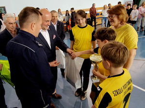Zaproszeni goście oraz zawodnicy podczas rozpoczęcia turnieju.