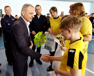 Zaproszeni goście oraz zawodnicy podczas rozpoczęcia turnieju.