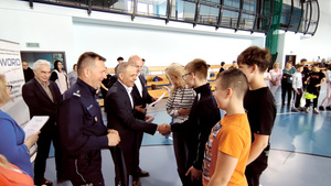 Zaproszeni goście oraz zawodnicy podczas rozpoczęcia turnieju.