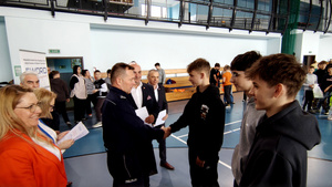 Zaproszeni goście oraz zawodnicy podczas rozpoczęcia turnieju.