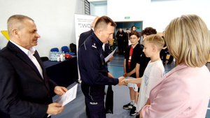 Zaproszeni goście oraz zawodnicy podczas rozpoczęcia turnieju.