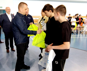 Zaproszeni goście oraz zawodnicy podczas rozpoczęcia turnieju.