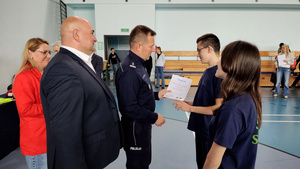 Zaproszeni goście oraz zawodnicy podczas rozpoczęcia turnieju.