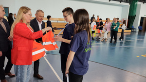 Zaproszeni goście oraz zawodnicy podczas rozpoczęcia turnieju.