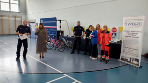 Zaproszeni gości oraz uczestnicy podczas etapu powiatowego Turnieju Bezpieczeństwa w Ruchu Drogowym w Gomulinie.