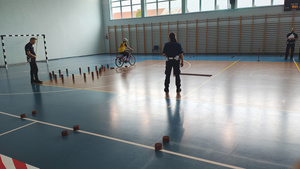 Zaproszeni gości oraz uczestnicy podczas etapu powiatowego Turnieju Bezpieczeństwa w Ruchu Drogowym w Gomulinie.