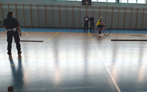 Zaproszeni gości oraz uczestnicy podczas etapu powiatowego Turnieju Bezpieczeństwa w Ruchu Drogowym w Gomulinie.