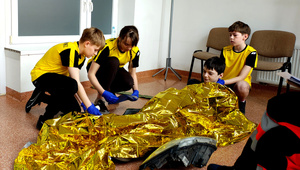 Zaproszeni gości oraz uczestnicy podczas etapu powiatowego Turnieju Bezpieczeństwa w Ruchu Drogowym w Gomulinie.