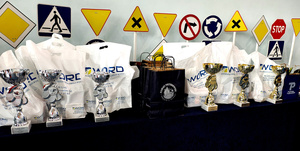 Zaproszeni gości oraz uczestnicy podczas etapu powiatowego Turnieju Bezpieczeństwa w Ruchu Drogowym w Gomulinie.