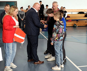 Zaproszeni gości oraz uczestnicy podczas etapu powiatowego Turnieju Bezpieczeństwa w Ruchu Drogowym w Gomulinie.