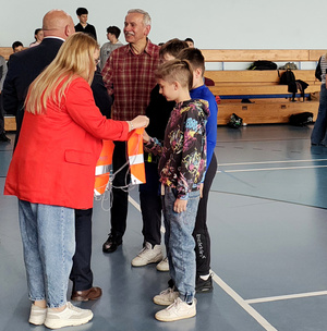 Zaproszeni gości oraz uczestnicy podczas etapu powiatowego Turnieju Bezpieczeństwa w Ruchu Drogowym w Gomulinie.