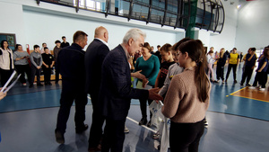 Zaproszeni gości oraz uczestnicy podczas etapu powiatowego Turnieju Bezpieczeństwa w Ruchu Drogowym w Gomulinie.