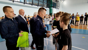 Zaproszeni gości oraz uczestnicy podczas etapu powiatowego Turnieju Bezpieczeństwa w Ruchu Drogowym w Gomulinie.