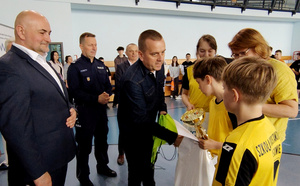 Zaproszeni gości oraz uczestnicy podczas etapu powiatowego Turnieju Bezpieczeństwa w Ruchu Drogowym w Gomulinie.