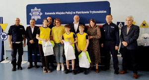 Zaproszeni gości oraz uczestnicy podczas etapu powiatowego Turnieju Bezpieczeństwa w Ruchu Drogowym w Gomulinie.