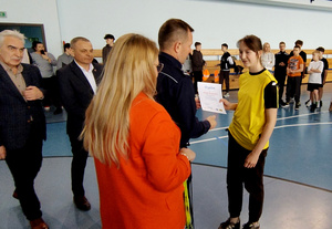 Zaproszeni gości oraz uczestnicy podczas etapu powiatowego Turnieju Bezpieczeństwa w Ruchu Drogowym w Gomulinie.