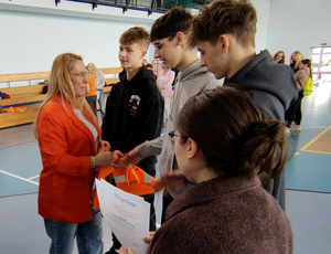 Zaproszeni gości oraz uczestnicy podczas etapu powiatowego Turnieju Bezpieczeństwa w Ruchu Drogowym w Gomulinie.